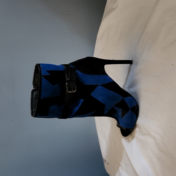 Open toe booties - Picture 2 of 3